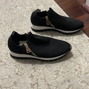 Right shoe is starting to come off the rubber. You can for sure glue it tho.